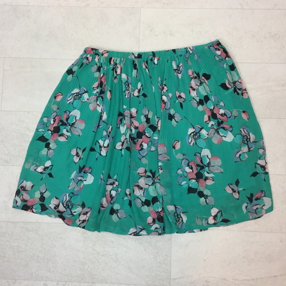 Elle Skirt Sz Medium Pleated Green Floral Feminine